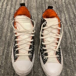 Mens Converse Chuck Taylors .. size 10 q1/2 ..